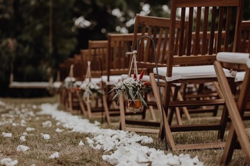 Allée de cérémonie de mariage décorée de fleurs naturelles Allée de cérémonie de mariage décorée de fleurs naturelles