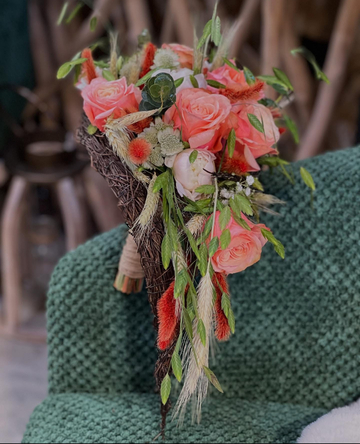 Bouquet de mariée cascade avec roses saumon Bouquet de mariée cascade avec roses saumon