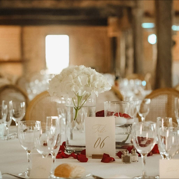 Centre de table mariage avec hortensias blancs et pétales de roses rouges Centre de table mariage avec hortensias blancs et pétales de roses rouges