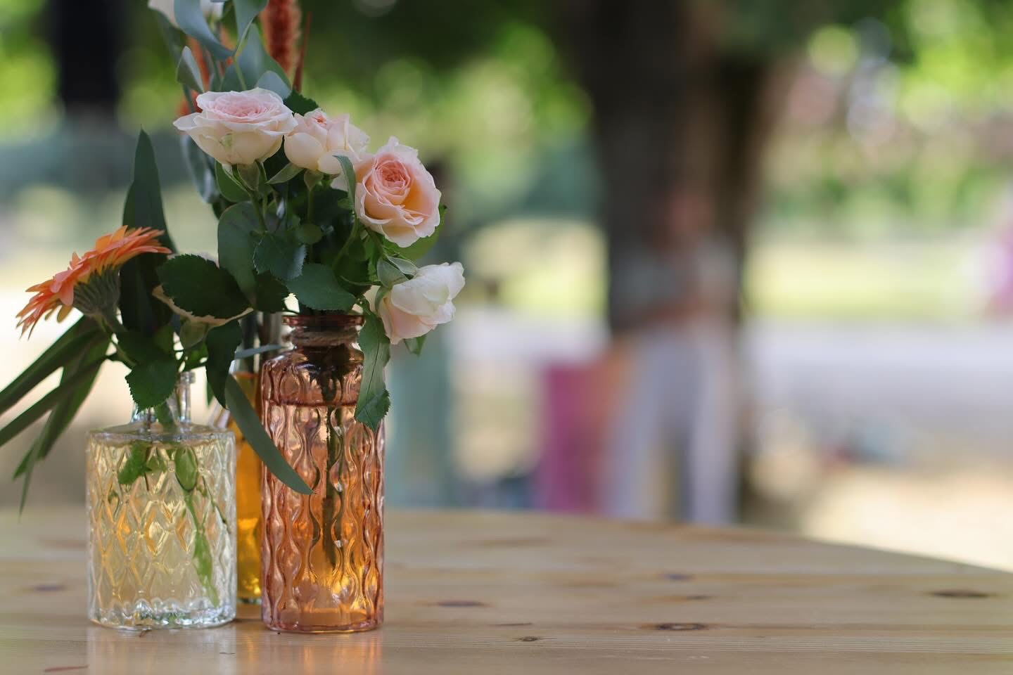 Composition florale élégante avec roses et gerbera