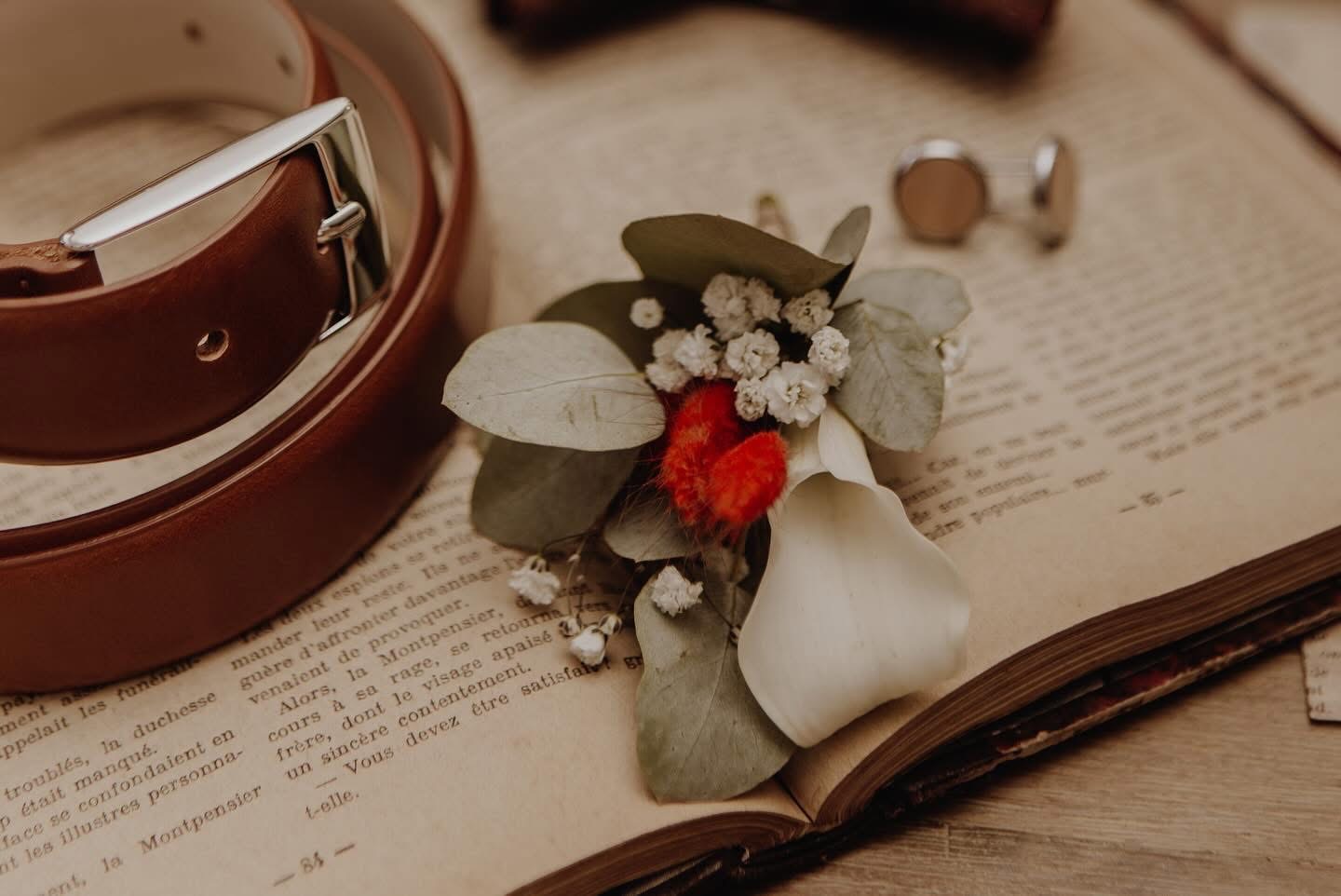 Boutonnière de marié élégante avec calla et gypsophile