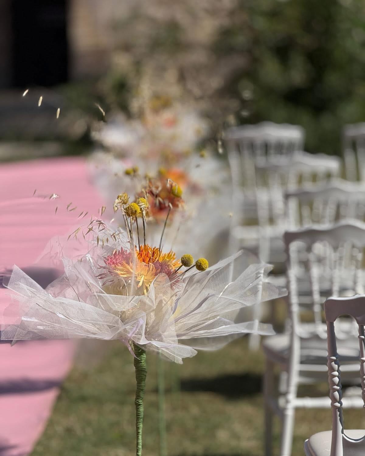 Décoration florale festive pour allée de mariage