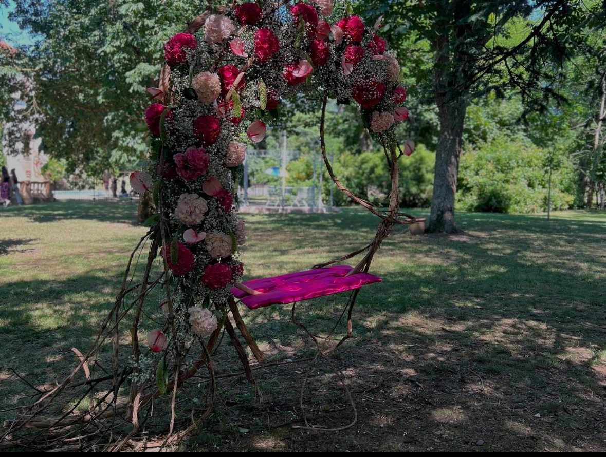 Arche de mariage fleurie avec pivoines et gypsophile