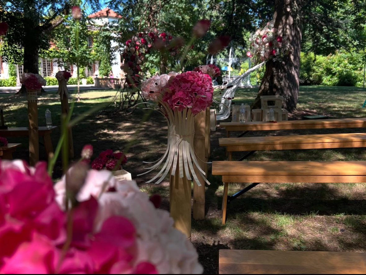 Allée de mariage décorée d’hortensias et bancs