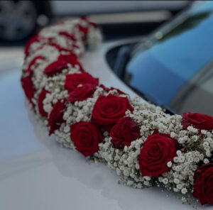 Décoration de voiture de mariage avec roses rouges